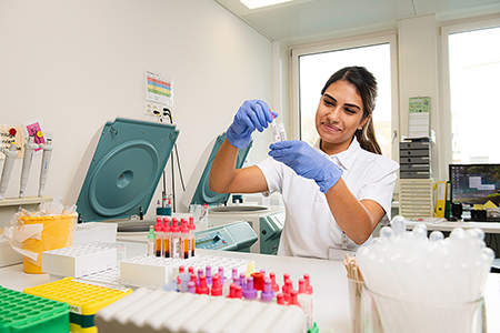 Biomed. Analytikerin Blutprobe