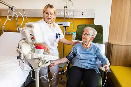 Fachfrau/mann Gesundheit Blutdruck